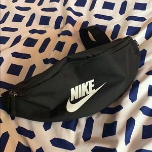 Black and White Nike Fanny pack🖤🤍!